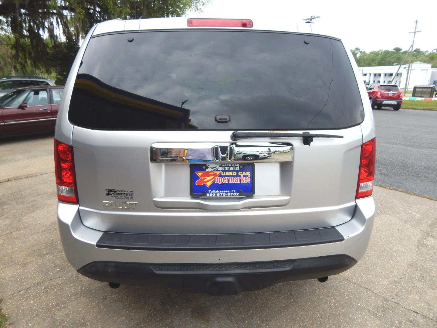 2013 Silver Metallic /Gray Honda Pilot LX (5FNYF3H29DB) with an 3.5L V6 engine, Automatic transmission, located at 3120 W Tennessee St, Tallahassee, FL, 32304-1002, (850) 575-6702, 30.458841, -84.349648 - Used Car Supermarket is proud to present you with this loaded immaculate 2013 Honda Pilot LX. Used Car Supermarket prides itself in offering you the finest pre-owned vehicle in Tallahassee. Used Car Supermarket has been locally family owned and operated for over 48 years. Our Pilot LX has been servi - Photo#3